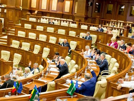 Парламент проголосовал, несмотря на уход оппозиции