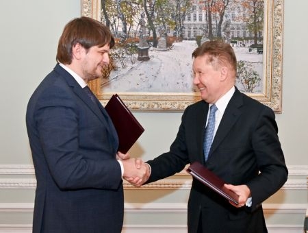 министр инфраструктуры и регионального развития Андрей Спыну и председатель правления ПАО «Газпром» Алексей МиллерФото (с) Газпром