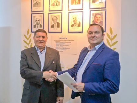После подписания соглашения с администратором MECHATREC, доктором Георге Ион Георге После подписания соглашения с администратором MECHATREC, доктором Георге Ион Георге