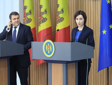 Премьер-министр Молдовы Майя Санду и глава миссии МВФ в Молдове Рубен Атоян